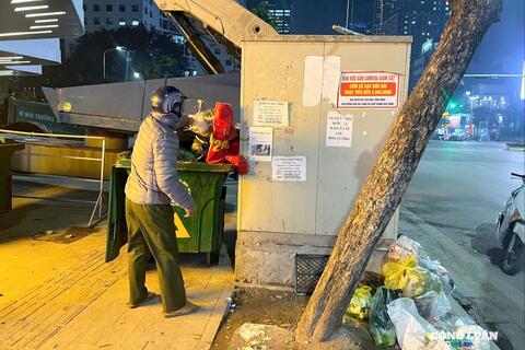 Hà Nội siết phân loại rác tại nguồn: Người dân lúng túng, thu gom vẫn như cũ