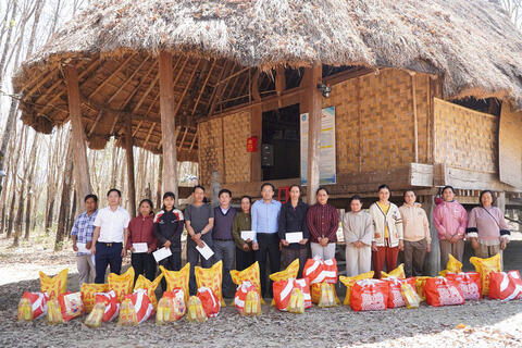 Sở Công Thương Quảng Ngãi tặng quà Tết cho 100 hộ dân khó khăn