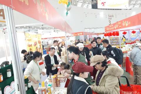 Chủ nhật sôi động tại Hội chợ Mùa Xuân: Người dân nô nức sắm Tết