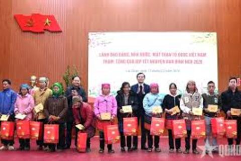 Giám đốc Học viện Chính trị Quốc gia Hồ Chí Minh thăm và tặng quà Tết tại Lai Châu