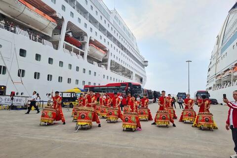 Quảng Ninh: Hàng nghìn du khách quốc tế 'xông đất' đầu năm
