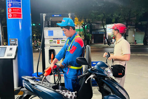 Giá xăng dầu đảo chiều tăng mạnh ngày Mùng 3 Tết