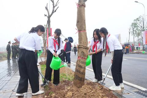 Phó Bí thư Thường trực Thành ủy Hà Nội Nguyễn Trọng Đông dự Tết trồng cây tại Đông Anh