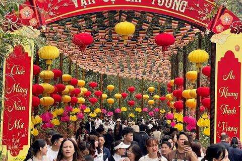 Du khách ùn ùn đổ về Tây Thiên sáng mùng 5 Tết