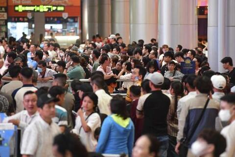 Sân bay Tân Sơn Nhất lập kỷ lục đón 170.000 khách ngày mùng 4 Tết