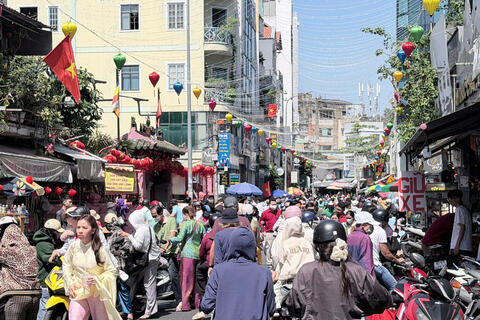 TP. Hồ Chí Minh: Tấp nập người dân đến dâng lễ ngày vía Ngọc Hoàng