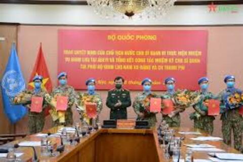 Trao quyết định của Chủ tịch nước cho sĩ quan đi làm nhiệm vụ gìn giữ hòa bình tại Trung Phi