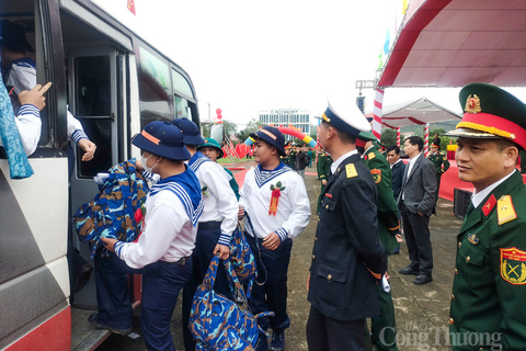 Gần 1.700 tân binh Hà Tĩnh lên đường tòng quân