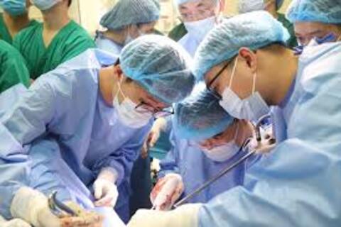 Chuyên gia Việt Nam và Hoa Kỳ trình diễn kỹ thuật vNOTES trong điều trị ung thư phụ khoa