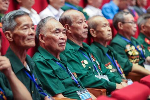 Thủ tướng yêu cầu tăng cường chăm lo người có công dịp 30/4