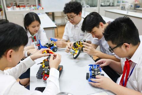 Bồi dưỡng tài năng trẻ trong lĩnh vực lập trình, công nghệ và chế tạo robot