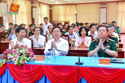 Đại tướng Nguyễn Trọng Nghĩa trao tặng tượng chân dung Chủ tịch Hồ Chí Minh tại Tây Ninh