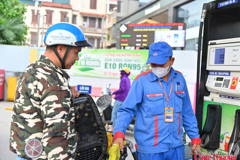 Giá xăng dầu giảm mạnh chiều 28/5, RON 95 còn 24.154 đồng/lít