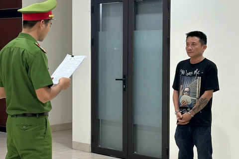 Tạm giữ đối tượng say rượu lái ô tô phá tài sản, thách thức lực lượng công an