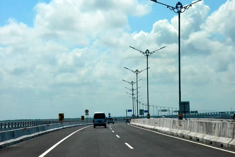 Xe chở khách dự đám cưới gặp nạn ở Indonesia, 13 người thiệt mạng