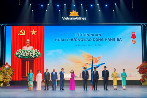 Vietnam Airlines đón nhận Huân chương Lao động hạng Ba và Bằng khen của Thủ tướng Chính phủ