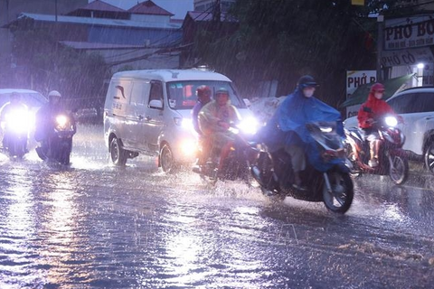 Hà Nội: Mưa lớn kéo dài, dềnh nước tại một số tuyến phố
