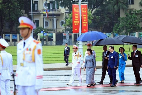 Chủ tịch Quốc hội Campuchia viếng Chủ tịch Hồ Chí Minh và tưởng niệm Anh hùng liệt sĩ