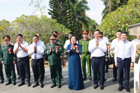 Phó Thủ tướng Phạm Thị Thanh Trà tưởng niệm các anh hùng liệt sĩ tại A Lưới, TP Huế