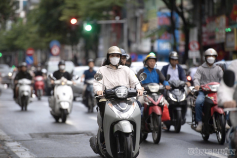 Hình ảnh người Hà Nội mặc áo khoác, áo mưa 'đón' gió lạnh đầu mùa
