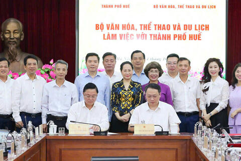 Huế và Bộ Văn hóa ký kết hợp tác phát huy di sản, phát triển công nghiệp văn hóa