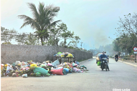 Sầm Sơn (Thanh Hóa): Tổ chức thu gom rác sau phản ánh tình trạng ứ đọng