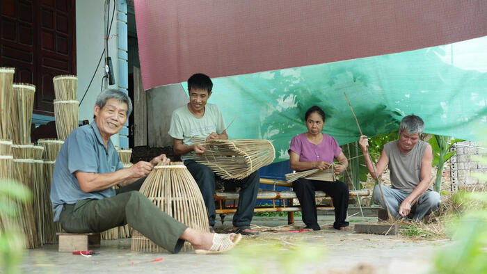 <a href="/thuong-gia" title="Thương gia" rel="dofollow">Thương gia</a>