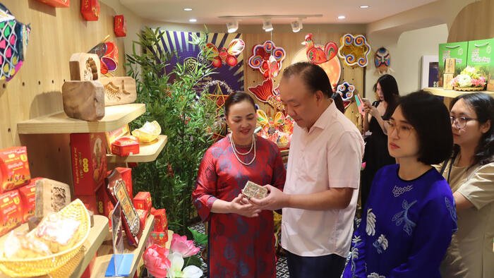 <a href="/thi-truong" title="Thị trường" rel="dofollow">Thị trường</a>