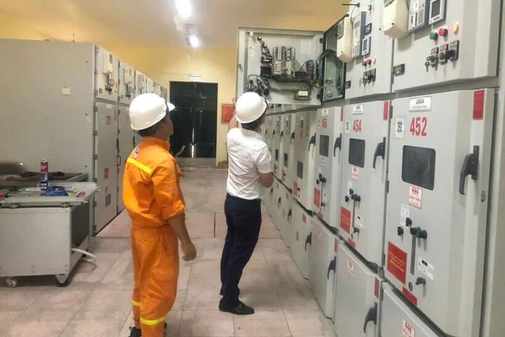 Thợ truyền tải điện căng mình giữa đỉnh nắng nóng của Hà Nội