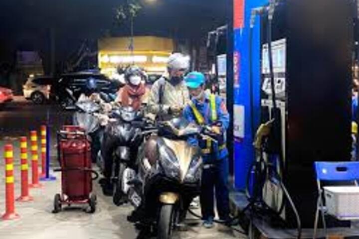 Giá xăng dầu hôm nay 22/1/2026: Đảo chiều đi xuống