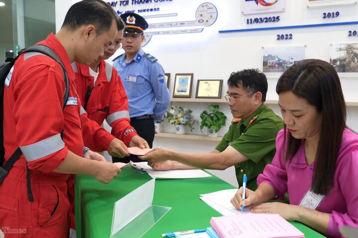 Người lao động dầu khí hân hoan bỏ phiếu sớm trước giờ ra giàn