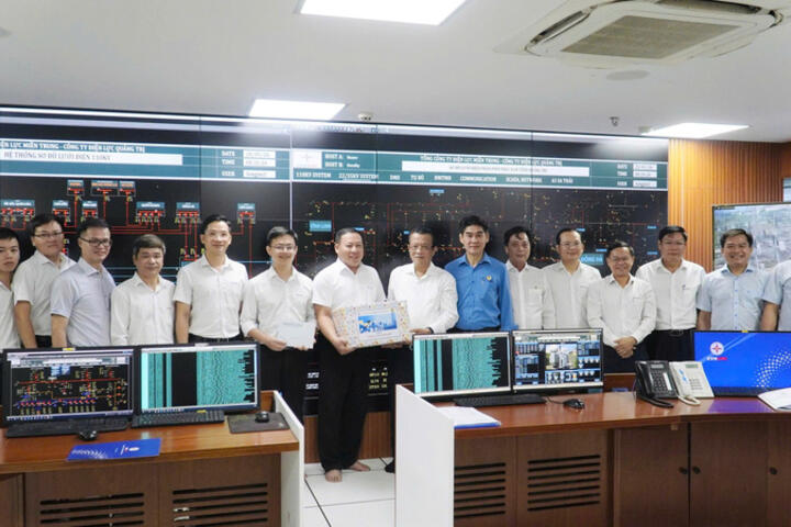 Tổng giám đốc EVNCPC thăm động viên người lao động PC Quảng Trị