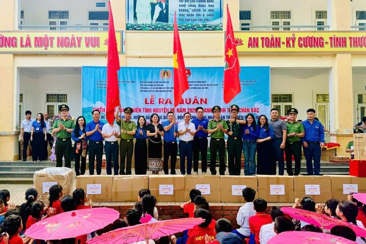 Đoàn Thanh niên PV Power chia sẻ yêu thương, kết nối tri thức số cùng học sinh vùng biên giới tỉnh Nghệ An