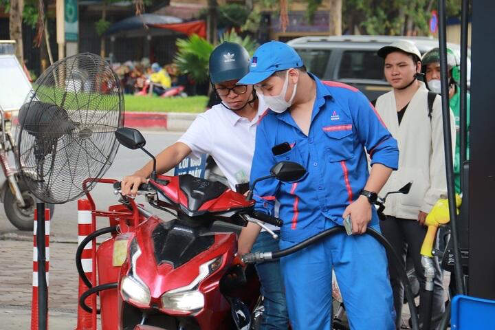 Giá xăng dầu hôm nay 25/6: Tiếp tục giảm sâu