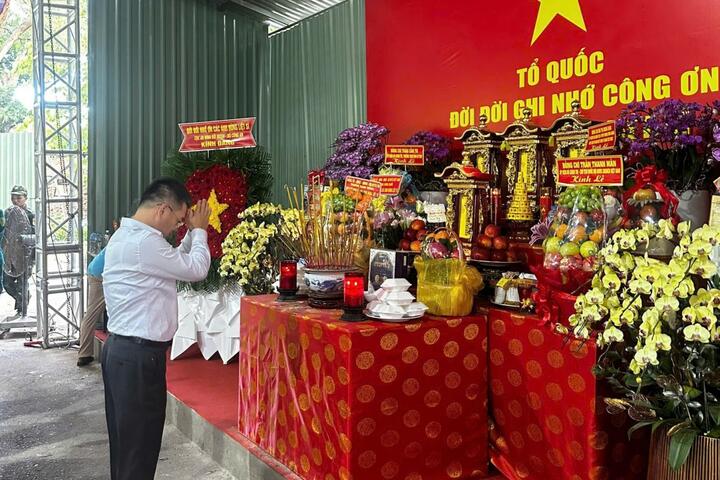 HL-HV JOCs tri ân các Anh hùng liệt sĩ tại Công viên Lê Thị Riêng