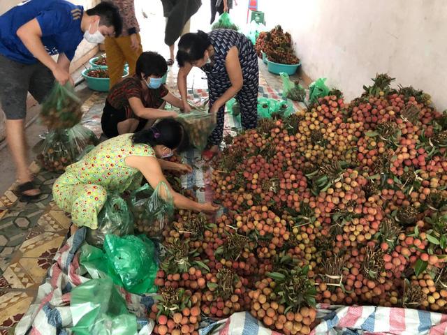 Người phụ nữ Hà Nội mua 2 tấn vải Bắc Giang để phát miễn phí, không nhận tiền ủng hộ mà hướng dẫn mọi người đóng góp cho Quỹ vaccine phòng Covid-19 - Ảnh 6. Người phụ nữ Hà Nội mua 2 tấn vải Bắc Giang để phát miễn phí, không nhận tiền ủng hộ mà hướng dẫn mọi người đóng góp cho Quỹ vaccine phòng Covid-19 - Ảnh 6.