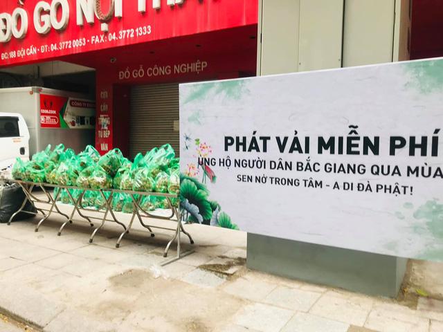 Người phụ nữ Hà Nội mua 2 tấn vải Bắc Giang để phát miễn phí, không nhận tiền ủng hộ mà hướng dẫn mọi người đóng góp cho Quỹ vaccine phòng Covid-19 - Ảnh 1. Người phụ nữ Hà Nội mua 2 tấn vải Bắc Giang để phát miễn phí, không nhận tiền ủng hộ mà hướng dẫn mọi người đóng góp cho Quỹ vaccine phòng Covid-19 - Ảnh 1.