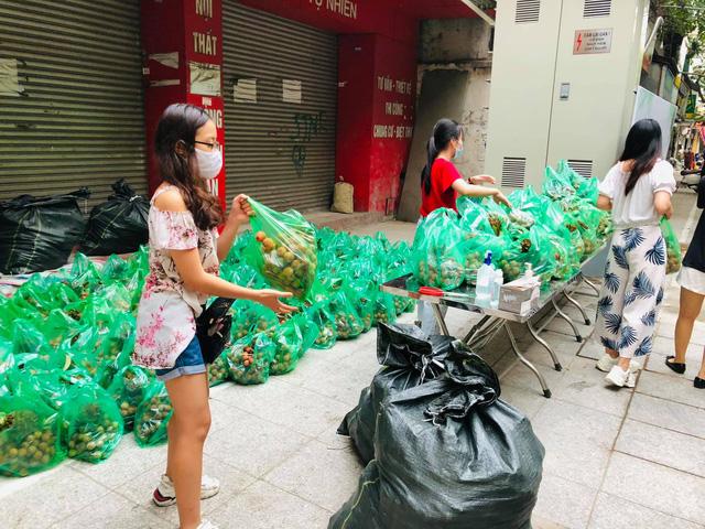 Người phụ nữ Hà Nội mua 2 tấn vải Bắc Giang để phát miễn phí, không nhận tiền ủng hộ mà hướng dẫn mọi người đóng góp cho Quỹ vaccine phòng Covid-19 - Ảnh 2. Người phụ nữ Hà Nội mua 2 tấn vải Bắc Giang để phát miễn phí, không nhận tiền ủng hộ mà hướng dẫn mọi người đóng góp cho Quỹ vaccine phòng Covid-19 - Ảnh 2.