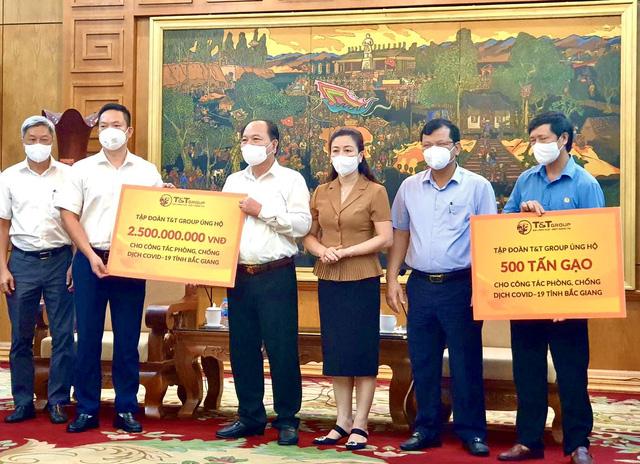 T&T Group và hệ sinh thái của bầu Hiển đóng góp gần 240 tỷ đồng phòng chống dịch COVID-19 - Ảnh 2. T&T Group và hệ sinh thái của bầu Hiển đóng góp gần 240 tỷ đồng phòng chống dịch COVID-19 - Ảnh 2.