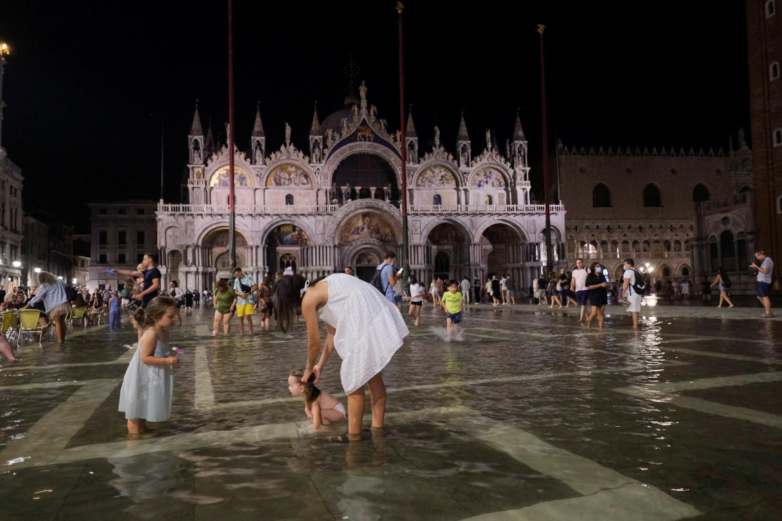 Thành phố Venice (Italy) ngập lụt do nước dâng cao bất thường - Ảnh 1