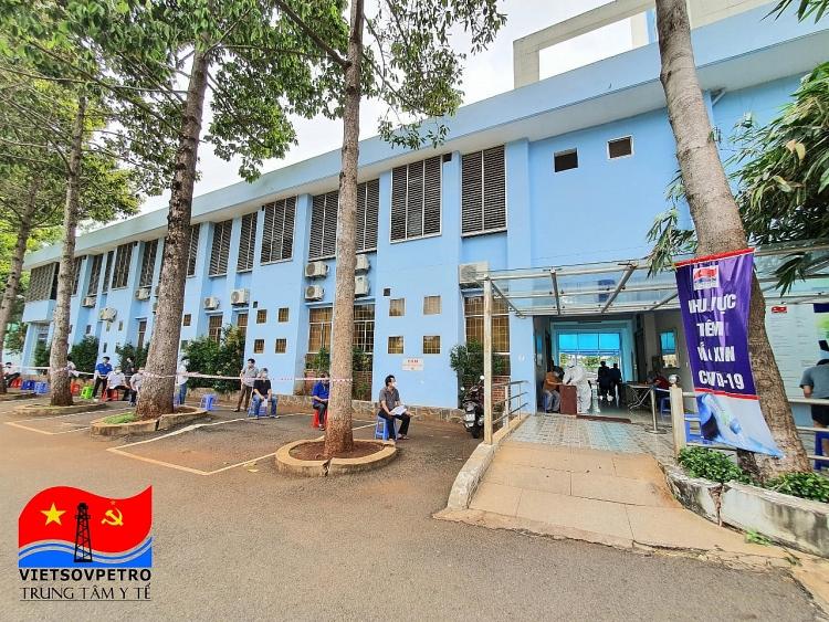 Khu vực chờ tiêm vắc xin được giãn cách theo yêu cầu phòng chống dịch Covid-19