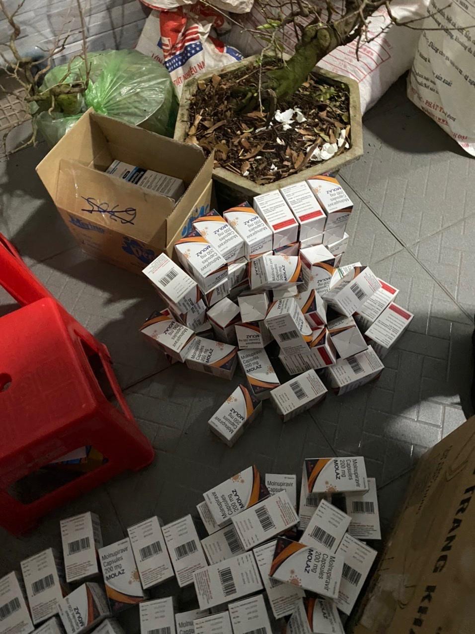 Bắt giữ khối lượng lớn thuốc điều trị Covid-19 không rõ nguồn gốc tại TP.HCM - Ảnh 1