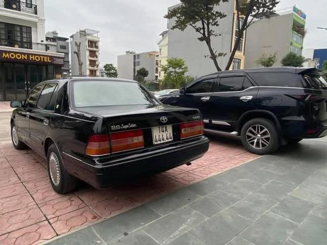 Sắm xe chủ tịch Toyota Crown đời 1998, chủ xe may mắn bốc trúng biển ngũ quý và bán lại món hời giá 800 triệu đồng - Ảnh 1.