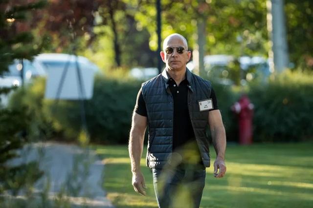 Tỷ phú Jeff Bezos bị dân Hà Lan dọa ném trứng thối vào du thuyền nửa tỷ USD sau tin tháo dỡ cầu cổ - Ảnh 1.