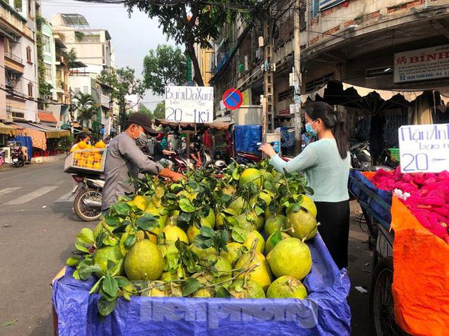 Trái cây vào hè giá rẻ bèo vẫn... ế - Ảnh 8.