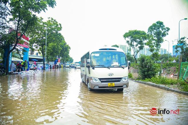 Đại lộ Thăng Long ngập như sông, học sinh chờ cả tiếng trên ô tô chết máy giữa đường - Ảnh 10.