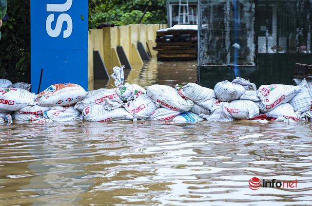 Đại lộ Thăng Long ngập như sông, học sinh chờ cả tiếng trên ô tô chết máy giữa đường - Ảnh 9.