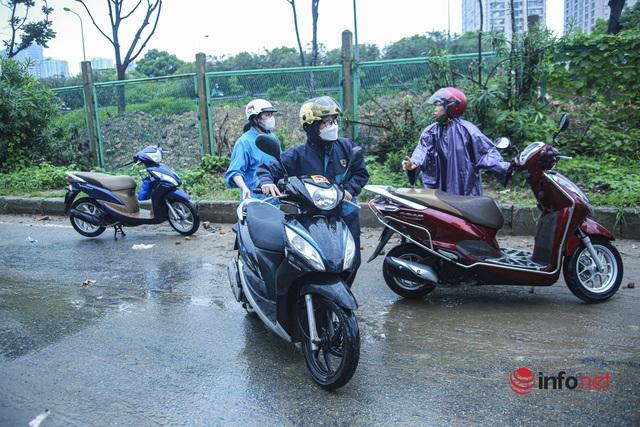 Đại lộ Thăng Long ngập như sông, học sinh chờ cả tiếng trên ô tô chết máy giữa đường - Ảnh 6.