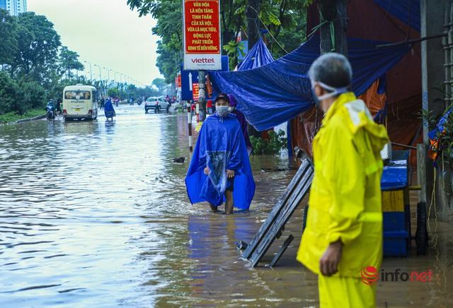 Đại lộ Thăng Long ngập như sông, học sinh chờ cả tiếng trên ô tô chết máy giữa đường - Ảnh 2.