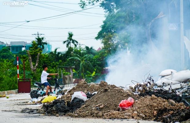 Ảnh: Rác thải bốc mùi, cháy âm ỉ ngày đêm, thôn xóm ở Hà Nội khốn khổ - Ảnh 6.